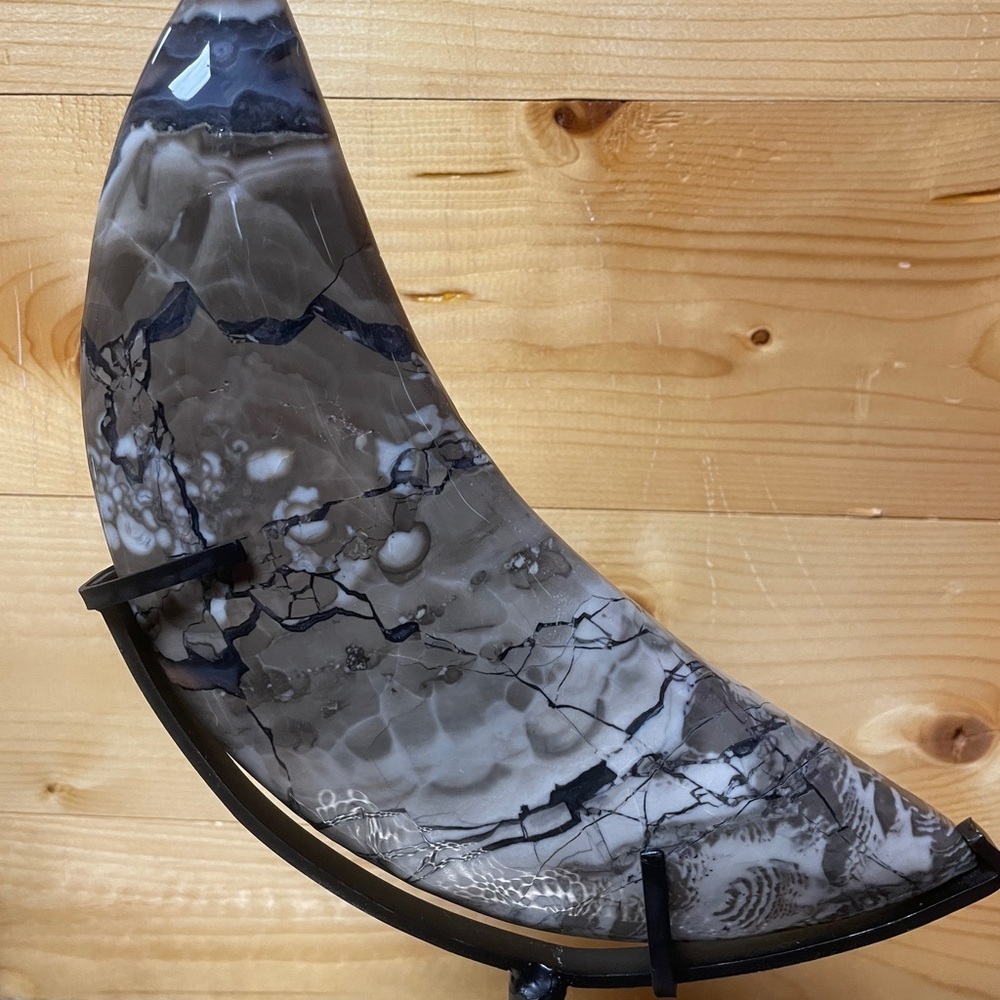 Elegant Blue and Gray Agate Sculpture - Picture 2 of 8